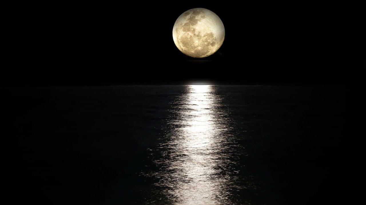 moon-g158e659fa_1920