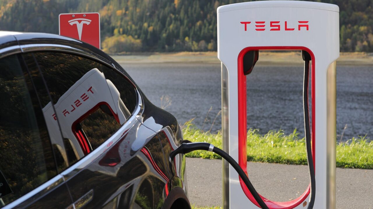 tesla-gac84f876b_1920-1