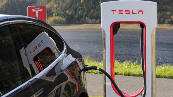 tesla-gac84f876b_1920-1