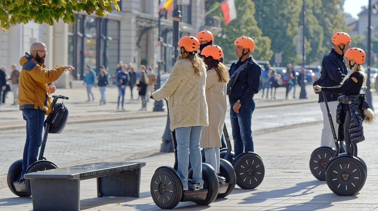 tourists-6696897_1280