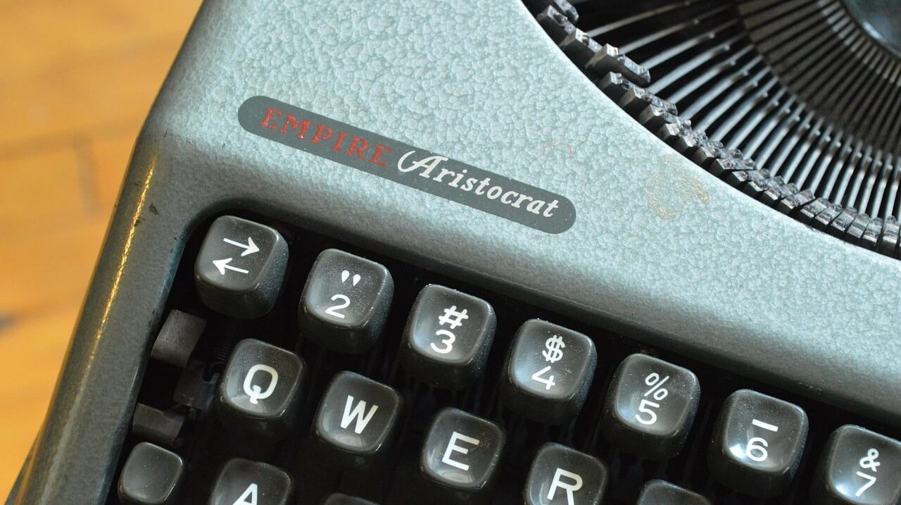 typewriter-1218077_1280